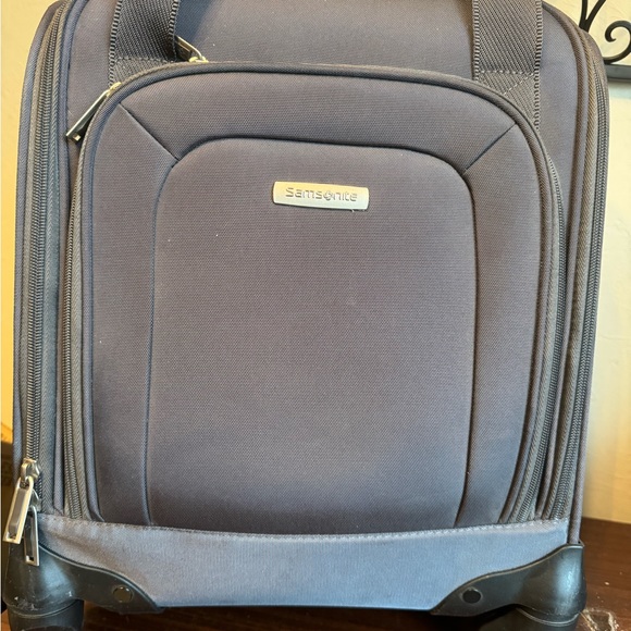 Samsonite Underseat Carry-On Spinner with USB Port - Used - Picture 2 of 7